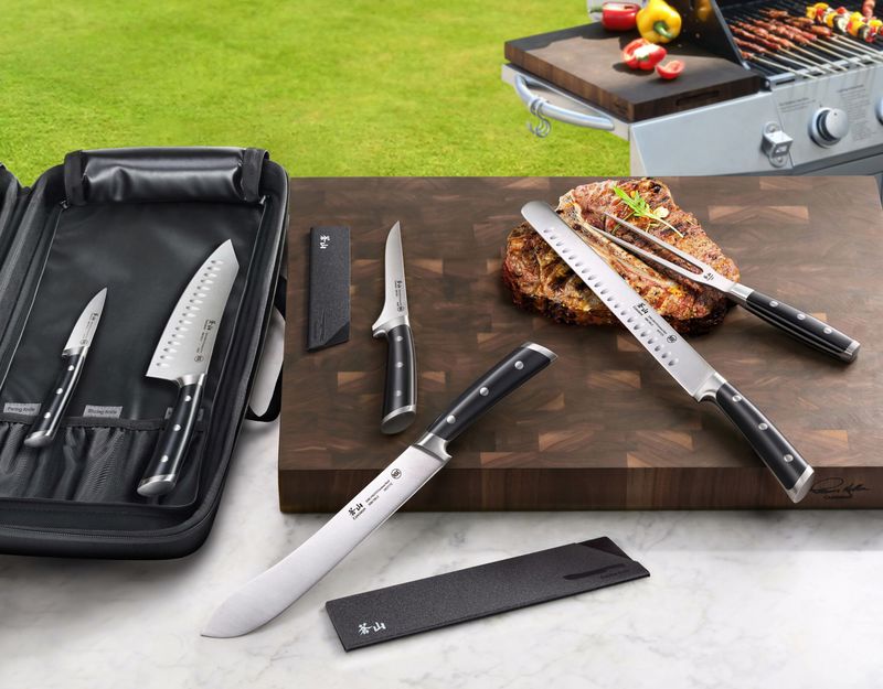 סט סכינים על קרש עץ עם סטייק BBQ